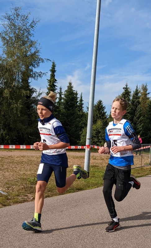 Leonard Wunderle (rechts) beim Zielsprint